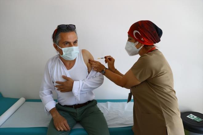 Sağlık Bakanı Fahrettin Koca?nın açıklamasının ardından randevu alan sağlık çalışanlarının eşleri, sabah erken saatlerde gelerek aşılarını oldu.