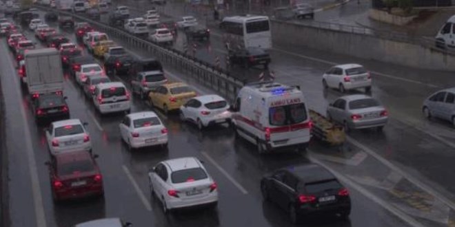 İstanbul'a karanlık çöktü! Şiddetli yağmur trafiği felç etti