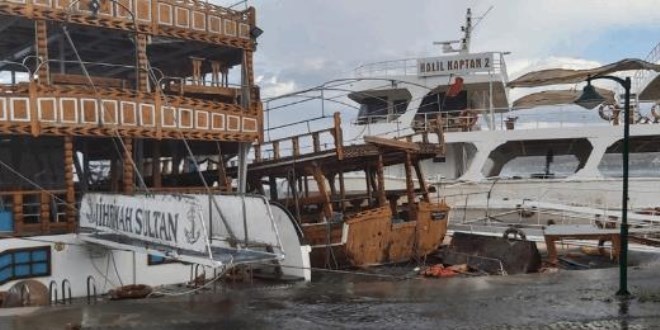 Balıkesir Ayvalık'ta fırtına: 30 tekne battı