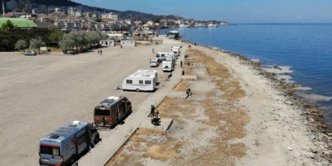 Denize sıfır tatil! Karavancıların akınına uğradı