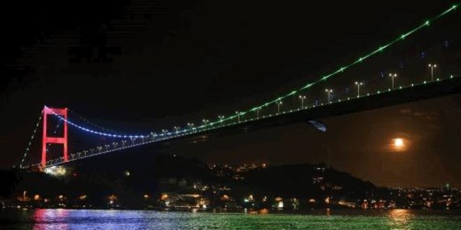 İstanbul'un köprüleri Azerbaycan bayrağının renklerine büründü