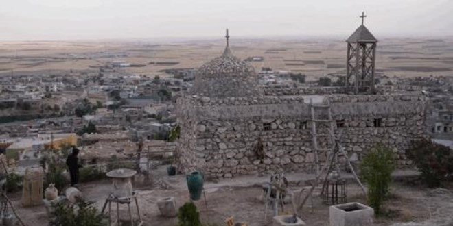 Musullu sanatçı Dani Esmero, kitaplarda okuduğu Alkuş Köyü'nü yeniden inşa etti