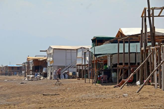 Aksu ve Serik ilçeleri başta olmak üzere Türkiye?nin dört bir tarafından gelen yüzlerce kişi, yaz aylarını denize sıfır bölgeye kurdukları ahşap çardaklarda geçiriyor.