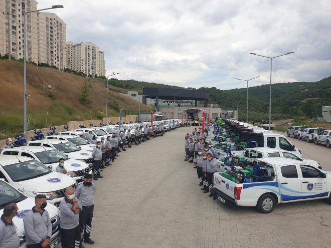 Bursa'yı geleceğe taşıyacak projeleri hayata geçirirken, temiz hava, temiz su ve temiz toprak prensibi ile gelecek nesle daha sağlıklı bir çevreyi miras olarak bırakmayı hedefleyen Büyükşehir Belediyesi, diğer taraftan halk sağlığını doğrudan ya da dolaylı olarak etkileyen unsurlarla mücadele çalışmalarını hız kesmeden sürdürüyor. Özellikle yaz aylarında önemli bir halk sağlığı sorunu olarak ortaya çıkan sinekle mücadele çalışmalarını da 17 ilçede tek elden yürüten Büyükşehir Belediyesi, bu sayede salgın hastalıklara sebep olabilecek sıtma hastalığı, kırım kongo kanamalı ateşi, batı nil virüsü, zika virüsü gibi hastalıklara karşı koruyucu tedbirleri de almış oluyor. Bursa genelinde 48 bin 540 adet sivrisinek üreme kaynağı ve 96 bin 736 çöp konteyneri, 2194 ağır, gübrelik, hayvan pazarı, Pazar alanı, kesimhane ve çöp depolama alanı gibi karasinek üreme kaynağı, 3 bin 603 çocuk oyun alanı, mesire alanı ve dinlenme alanı düzenli olarak ilaçlanıyor. Mart ayı başından itibaren 337 adet araç ve ilaçlama ekipmanı ve 231 personelle yoğun bir şekilde sürdürülen yaz dönemi ilaçlama faaliyeti Kestel Açık Hava Tiyatrosu önünde düzenlenen törenle kamuoyuna tanıtıldı.