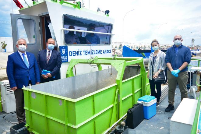 İleri biyolojik arıtma  <br>  BTÜ?nün numene alma çalışmalarına eşlik eden Bursa Büyükşehir Belediyesi Çevre Koruma ve Kontrol Dairesi Başkanı Yıldız Odaman Cindoruk da Marmara Denizi?nde kirliliğin önüne geçmek adına Büyükşehir Belediyesi tarafından ileri biyolojik arıtma tesislerinden deniz ve sahil temizliğine kadar çok önemli yatırımları olduğunu hatırlattı. Özellikle son günlerde gündeme gelen müsilaj sorunu ile ilgili olarak hemen harekete geçtiklerini ifade eden Cindoruk, ?Bu bağlamda ilgili paydaşlarımızla birlikte bir çalışma grubu oluşturduk. Üniversitelerimiz, BUSKİ, İl Çevre Müdürlüğümüz, Çevre Mühendisleri Odamız ve diğer paydaşlarımızın katılımıyla çalışmaları başlattık. Bu bağlamda da Teknik Üniversite ile aslında ilk somut adımı burada atmış oluyoruz. Burada amacımız aslında müsilaj oluşumunu önlemek. Ama oluştuktan sonra da bunu nasıl değerlendirebiliriz, geri kazanımını sağlayabilir miyiz noktasında hocalarımızla birlikte çalışma yürütüyoruz? dedi.