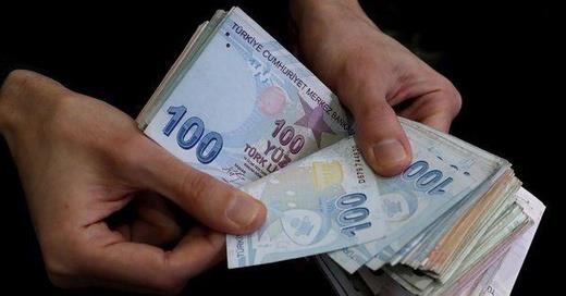Şu anda maaşa göre en düşük promosyon tutarları 500, 625, 750 lira olurken, özel bankaların kampanyalarıyla tutar daha da artıyor. Kimi bankalar hiçbir ek koşul olmadan, kimileri de maaş taşıma ya da ek ürün kullanma koşullarıyla yüksek ödeme yapıyor. 3 banka ödemeyi bin 750 liraya kadar yükseltti.