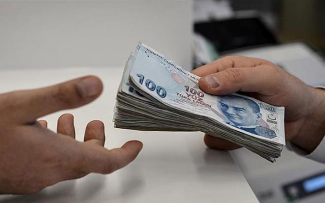 2017 yılının Mart ayı ile birlikte emekliler için önemli bir ek gelir imkanı sağlandı. Kamu bankalarıyla birlikte özel bankalardan maaşını alan emekliler için de promosyon ödemeleri başlatıldı. Yeni Asır'dan Faruk Erdem bankaların kampanya yarışına girdiğini yazdı. İşte Erdem'in emeklileri yakından ilgilendiren o yazısı: