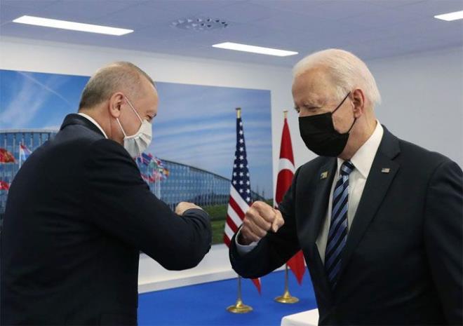 Cumhurbaşkanı Recep Tayyip Erdoğan ile ABD Başkanı Joe Biden NATO Zirvesi'nin gerçekleştiği Brüksel'de ilk kez yüz yüze görüştü.