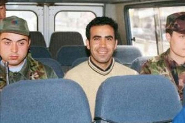 Onlar ünlü fakat onlarda insan... Üstelik hırsızı da var, cinayet işleyeni de, tecavüz edeni de... İşte Ünlü yıldızların sabıkaları!