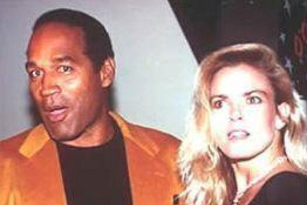 Onlar ünlü fakat onlarda insan... Üstelik hırsızı da var, cinayet işleyeni de, tecavüz edeni de... İşte Ünlü yıldızların sabıkaları!