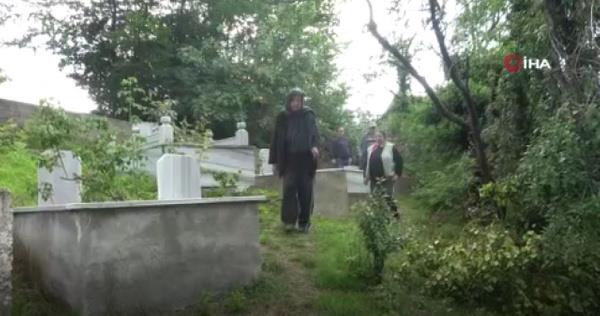"Burada bir köylümüzün kirazına gelmiş" diyen Sezer "Havaya ateş açmasına rağmen kirazdan yine de inmemiş. Yarın bir gün ayı çocuklarımıza da zarar verebilir. Tedbirin alınmasını istiyoruz? ifadelerini kullandı.