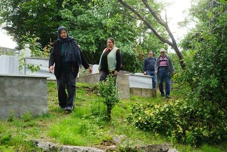"Tahtalarına kadar mezar açılmıştı" diyen Tekin "Köpekler akşamüzeri çok fazla havlamıştı. Mezarda koku vardı. Elimle mezarın üzerini kapattım. Toprakları da tekrar mezarın üzerine attım. Sonra çalı bulup üzerine çalıyı koydum. Daha önce böyle bir şey olmadı. Ölen benim yengemdi. Üç hafta önce vefat etmişti? diye konuştu.