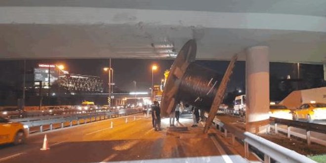 TIR'daki dev makara köprüde takılı kaldı