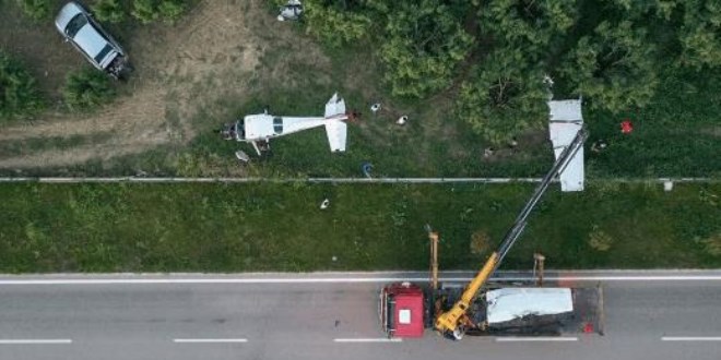 Bahçeye inen uçak vinçle kaldırıldı