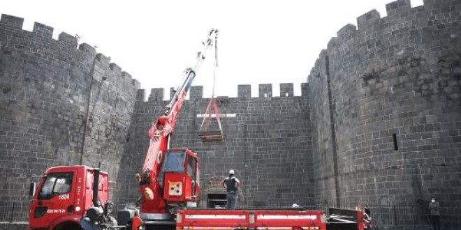 Diyarbakır Surları'ndaki tarihi Dağkapı 79 yıl sonra yerine takılıyor
