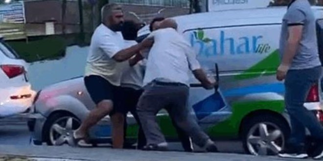 Tartıştığı sürücüye kazma ile saldırdı