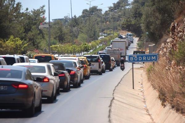 Otobüs ve uçak seferleri transferlerine ek seferler koydu. 181 binlik nüfusun 1 milyonu geçeceğini tahmin eden Bodrum Belediye Başkanı Ahmet Aras, belediye çalışanlarını çift mesai sistemine geçireceğini açıkladı.