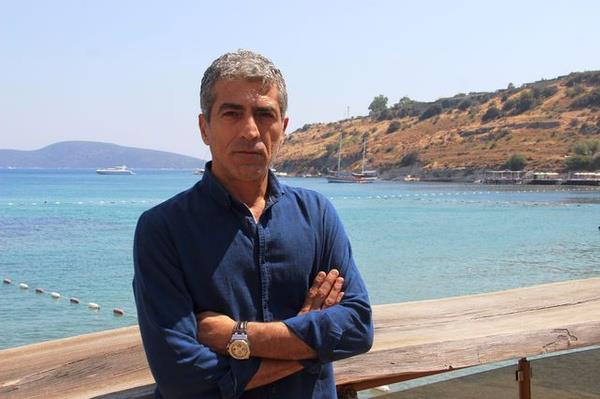 Her yerde konser:<br> Kurban Bayramı tatilinin 9 güne çıkmasıyla birlikte Bodrum?un her köşesinde ünlü sanatçılar sahneye çıkacak. 9 gün boyunca ünlü sanatçıların sahne alacağı işletmeler şimdiden duyurularına başladı. Turizmci Bülent Kaya Bodrum?un her köşesinde bir konser olduğunu ifade ederek ?Bodrum diğer tatil beldelerine göre konser konusunda biraz daha ilerde. Bizde Demet Akalın, Serdar Ortaç, Derya Bedavacı, Safiye Soyman, Faik Öztürk, Rober Hatemo, Hande Ünsal gibi birçok sanatçıyı ağırlayacağız Bayram boyunca" dedi.