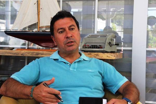 1 milyon turist akın akın Bodrum?a gelecek: <br>Kurban Bayramı tatili boyunca 1 milyonun üzerinde vatandaşın Bodrum?a geleceğini söyleyen Başkan Ahmet Aras ?Bodrum?da bayram yoğunluğu her zaman aynıdır. Yaklaşık 1 milyon kişiyi Bodrum?da ağırlayacağımızı düşünüyorum. Şu anda 800 bin civarında nüfusumuz olduğunu tahmin ediyorum. Kurban Bayramı'nda bu rakam 1 milyonu geçebilir. Biz Belediye olarak tüm personelimizle sahada olacağız. Bayram mesaisi çift mesai olarak uygulanır. Bütün personelimiz teyakkuzda olacak hem sahada çalışan personelimiz, hem de icapçı dediğimiz personelimiz yani ihtiyaç olduğu anda hemen devreye girecek olan personelimiz, araçlarımız ve çalışanlarımız hazır. Çift mesai yapacağız gerekirse hiç uyumayacağız gerekirse bende Belediye Başkanı olarak sokakta olacağım? dedi.