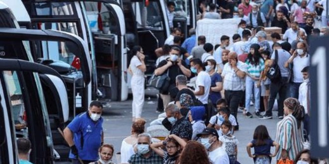 İstanbul'da trafik sakin, havalimanı ve otogarlar tıklım tıklım