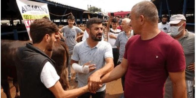 Kurban pazarlığı sırasında kolu çatladı