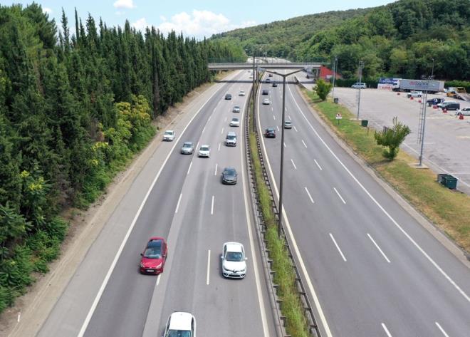 Anadolu Otoyolu'nun Sakarya ve Bolu kesiminde akıcı yoğunluk oluşturuyor. Bölgede zaman zaman arıza yapan araçlar ulaşımı olumsuz etkiliyor.