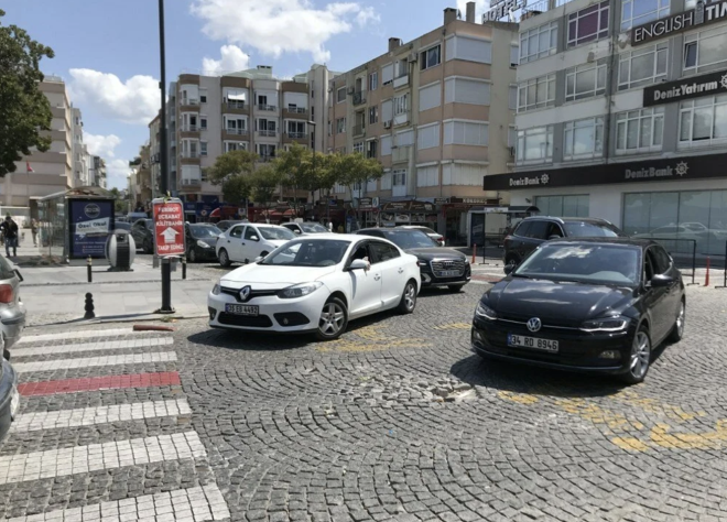 Kayserili Ahmetpaşa Caddesi'nde bekleyen sürücüleri, polis ve özel güvenlik görevlileri gemiye yönlendiriyor.