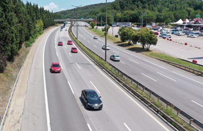 Güzergahta kontrollerini artıran Karayolları ve polis ekipleri, olumsuzluklara müdahale ederek ulaşımın aksamaması için çalışıyor.