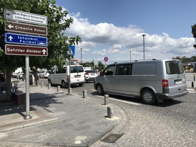 Zaman zaman il merkezindeki iskelede araç yoğunluğu oluştu.