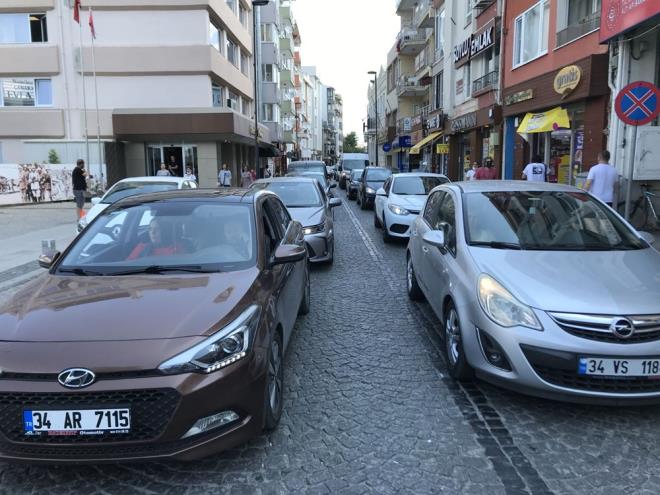 Çanakkale'deki feribot iskelelerine gelen sürücüler sabah saatlerinden itibaren Avrupa yakasına geçmek için feribot sırasına girdi.