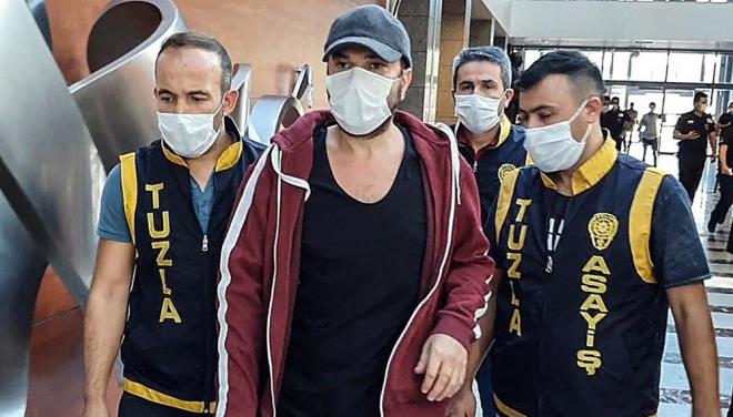 NE OLMUŞTU?     'İsyan' şarkısıyla ünlenen Halil Sezai, İstanbul Tuzla'da yaşlı komşusu Hüseyin Meriç'e dayak attığı gerekçesiyle gözaltına alınmıştı. Anadolu Cumhuriyet Başsavcılığı tarafından yürütülen soruşturma kapsamında savcılıkta ifade veren Halil Sezai, tutuklanması talebiyle sevk edildiği Anadolu Nöbetçi Sulh Ceza Hakimliği'nce "silahla kasten yaralama" suçundan tutuklanmış ve 43 gün cezaevinde kalmıştı.    Mahkeme sanığın üzerine atılı suçun vasıf ve mahiyeti, mevcut delil durumu ve tutuklu kaldığı süreyi dikkate alarak sanığın tahliyesine karar vermişti.