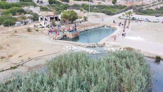 9 günlük bayram tatilinde vatandaşlar, hem bunaltıcı sıcaktan kurtulmak hem de cilt hastalıklarına şifa bulmak için Demre'de bulunan Burguç Şifalı Su Havuzu'na akın ediyor.
