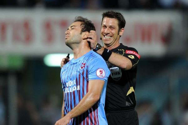 Vefat eden Burak Yıldırım için Galatasaray şampiyonluk kutlamalarını iptal ederken ; Saha da göbek atan fenerbahçe ? Tebrikler fenerbahce ..