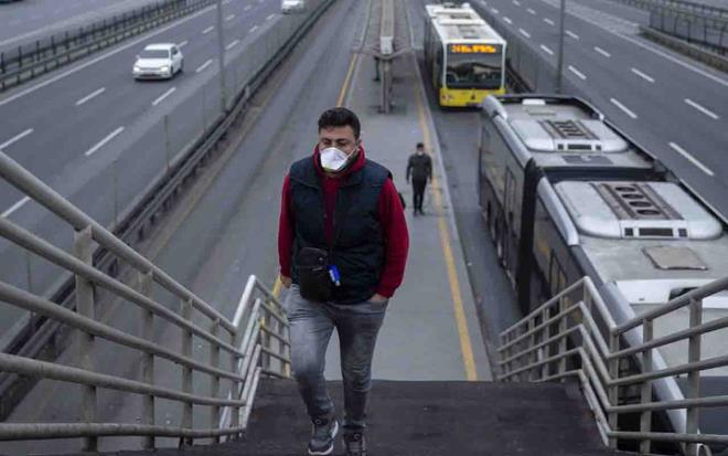 İlk olarak 2019'un son günlerinde Çin'in Wuhan kentinde ortaya çıkan koronavirüs, dünya genelinde on milyonlarca insana bulaştı, 4 milyondan fazla kişi ise virüsün kurbanı oldu.