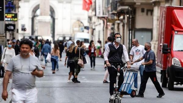 İngiliz bilim insanları Türkiye'de de kullanılan Pfizer-BioNTech koronavirüs aşısının Delta varyantına karşı etkisini açıkladı. 20 bine yakın kişiden alınan verilerin incelenmesi ile elde edilen sonuçlara göre, iki doz Pfizer aşısı Delta varyantından kaynaklanan semptomatik hastalıkları önlemede % 88 etkili.