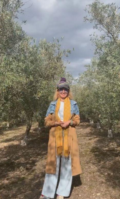 "Zeytin ağaçlarımız işinin ustaları tarafından budandı... Zeytin yapraklarımız hem insanlara hem hayvan dostlarımıza faydalı olmak İçin yolculuğuna çıktı...