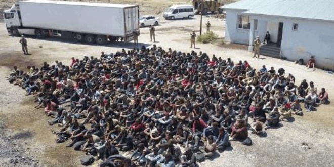 TIR'ın dorsesinde 300 kaçak göçmen yakalandı
