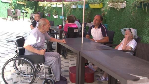 6 filmin yönetmenlik koltuğunda oturan 8 filmde ise rol alan sanatçı Kunt Tulgar o günlerini ise huzurevinde tanıştığı arkadaşlarıyla paylaşıyor.