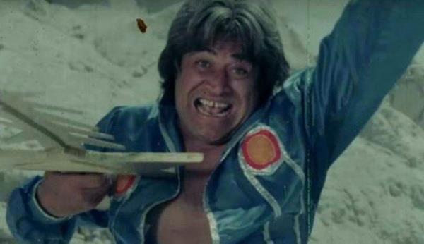 Öte yandan film çekimleri esnasında unutamadığı anları aktaran Kunt Tulgar, Cüneyt Arkın?a değindiği esnada gözyaşlarına boğuldu.