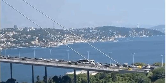 Arızalanan metrobüs yolcuları köprü üstünde indirdi