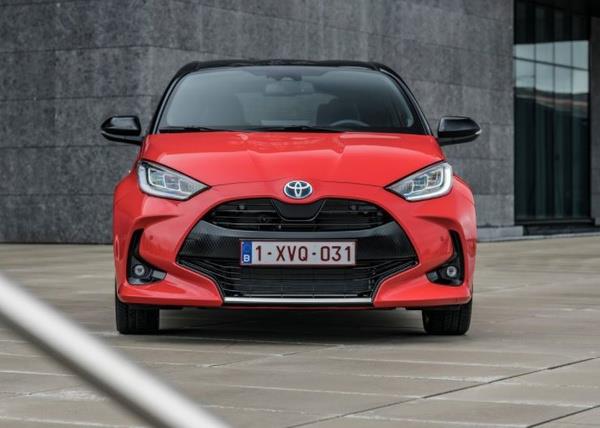 Toyota Yaris Flame 1.5 M.drive S  <br>  ÖTV öncesi: 296 bin TL    ÖTV indirimi sonrası: 246 bin TL  <br>  Şehir İçi Ortalama Yakıt Tüketimi: 5.8 lt/100 km    Şehir Dışı Ortalama Yakıt Tüketimi: 4.1 lt/100 km