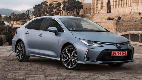 Toyota Corolla Sedan Hybrid  <br>  ÖTV öncesi: 345 bin 800 TL    ÖTV indirimi sonrası: 288 bin 500 TL  <br>  Şehir İçi Ortalama Yakıt Tüketimi: 3.6 lt/100 km    Şehir Dışı Ortalama Yakıt Tüketimi: 3.9 lt/100 km