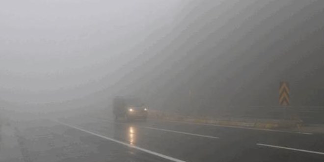 Bolu Dağı'nda sağanak ve sis etkili oluyor! Göz gözü görmüyor