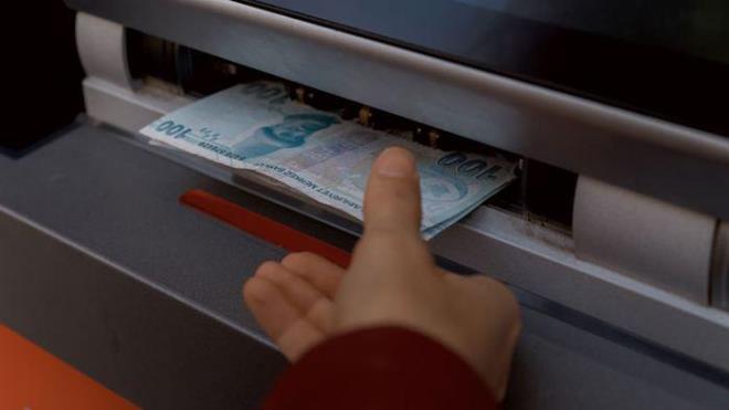 İŞÇİYE İHBAR TAZMİNATI ÖDENMEZ   Soru: İşçinin iş akdi işveren tarafından feshediliyor. Kişiye ihbar süresi bildiriliyor, ihbar sürenizin sonunda iş akdiniz sonlandırılacaktır bilgisi veriliyor. Fakat işçi işten çıkarılacağını öğrenince 4 haftalık ihbar süresini çalışmak istemediğini yazılı beyan ediyor, aynı gün mesaisi dolmadan işi bırakıp ayrılıyor. Bu durumda işçiye ihbar tazminatı hakkı doğar mı?