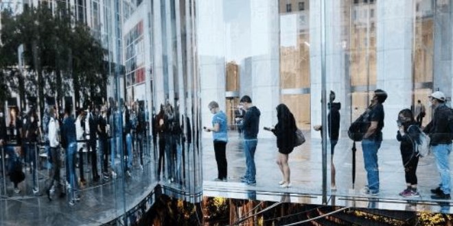 Apple tutkunları yeni iPhone için kuyruğa girdi
