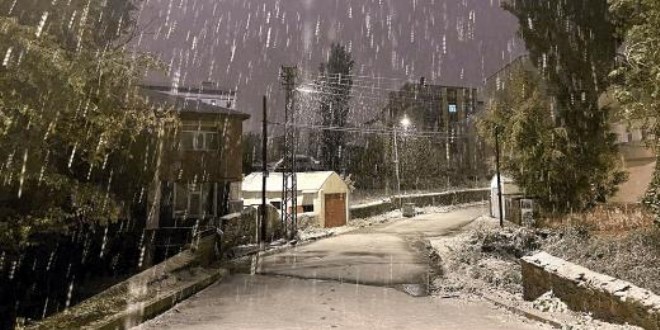 Mevsimin ilk karı düştü