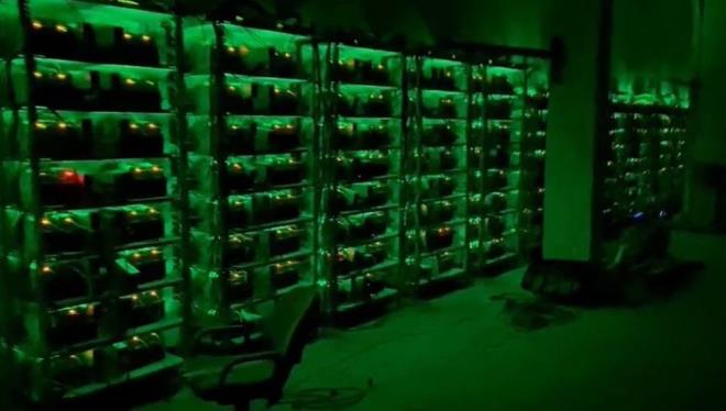 KAÇAK ELEKTRİKLE BİTCOİN ÜRETMİŞ  Olayla ilgili geniş çaplı inceleme başlatan jandarma ekipleri, S.C. (31) isimli şahsın fabrikanın mühürlenen bölümünde, kaçak elektrik çekerek, kurduğu cihazlarla Bitcoin ürettiğini tespit etti. Ekipler tarafından belirlenen adrese operasyon düzenlendi.