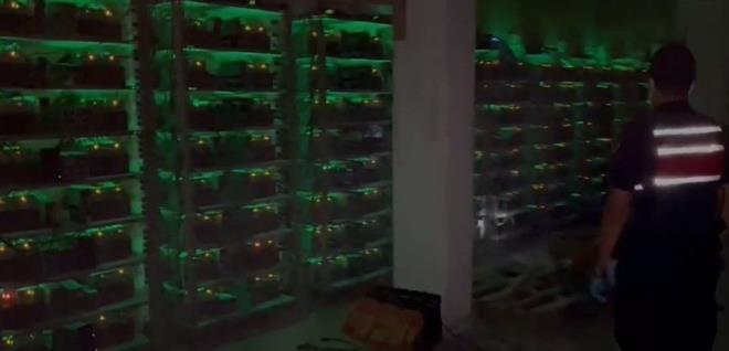 YAKLAŞIK 10 MİLYON TL DEĞERİNDE ÜRETİM CİHAZLARI  Gerçekleştirilen operasyonda, şahsın kaçak elektrik hattı çekilerek oluşturulmuş trafo ile bağlantı yapılan, 9 milyon 750 bin TL değerinde 650 adet kripto para üretim cihazı ele geçirildi. Şahsın kurduğu sistemle aylık 60 bin dolar (yaklaşık 545 bin TL)  kazanç elde edildiği tespit edildi. Olayla ilgili S.C. hakkında işlem başlatıldı.
