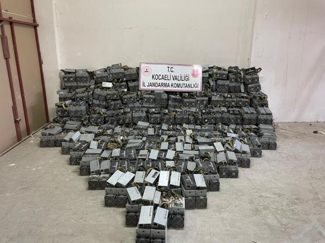 Kocaeli?nin Gebze ilçesi Tavşanlı Mahallesi'nde bir fabrikanın iflas ettikten sonra mühürlenen bölümünde sahte Bitcoin üretildiği bilgisine ulaşan Kocaeli İl Jandarma Komutanlığı ekipleri harekete geçti.