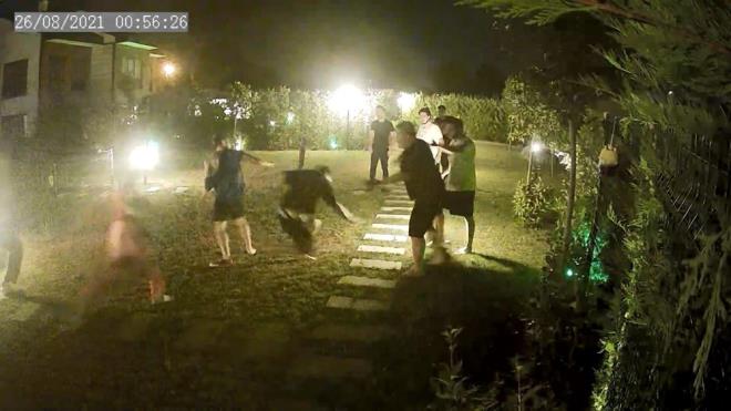 Kavga sitenin güvenlik kamerasına saniye saniye yansıdı.